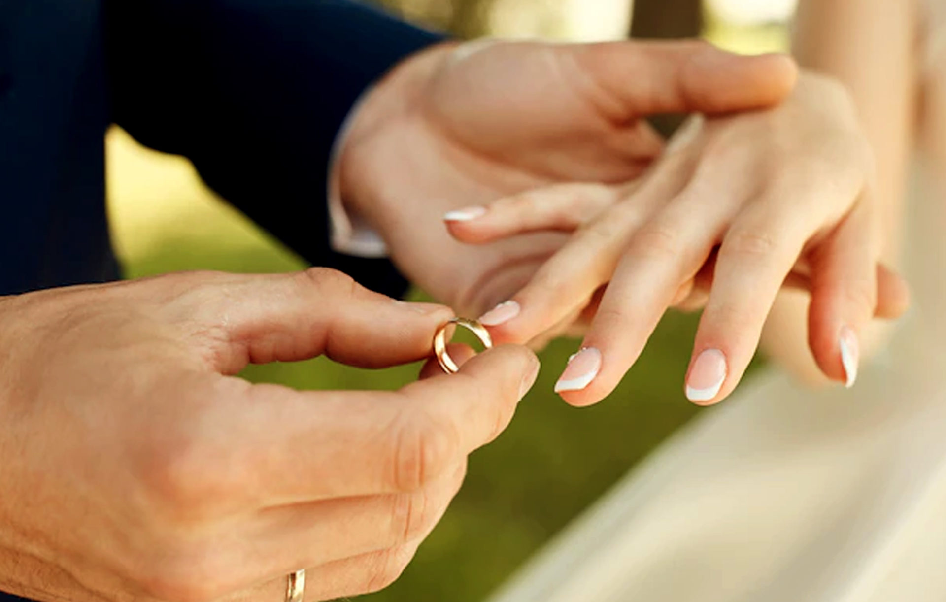 На какой руке носить обручальное кольцо вдове. Мужское обручальное кольцо на пальце. Надевает кольцо на палец. Мужчина надевает кольцо на палец женщине. Вена любви на безымянном пальце.